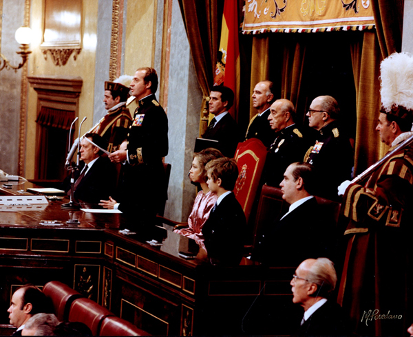 Su Majestad el Rey pronuncia el discurso acompañado por Su Majestad la Reina, Su Alteza Real el Príncipe Felipe; Fernando Álvarez de Miranda, presidente del Congreso; y Antonio Fontán, presidente del Senado.