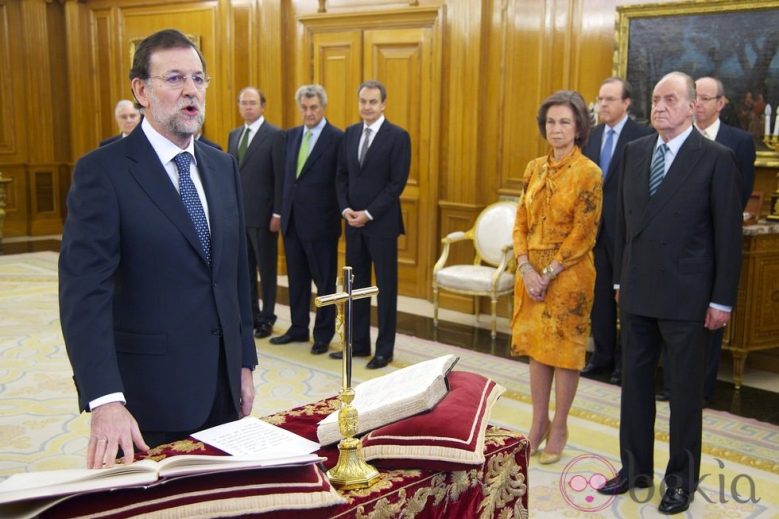  Mariano Rajoy jura su cargo como presidente del Gobierno ante los Reyes y los máximos representantes de los tres poderes del Estado en Zarzuela. (Getty Images) 21 Diciembre 2011 14:44 